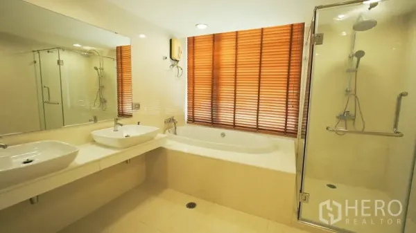 คอนโด ให้เช่าในKhlong San, Bangkok - ห้องน้ำหลักพร้อมอ่างล้างหน้าแบบคู่ อ่างอาบน้ำ และตู้ 샤워กระจก