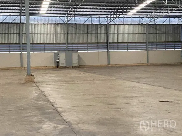 Warehouse for rent in Lat Krabang, Bangkok - Wide interior view with high steel truss roof, skylight strips and column-free floor area.