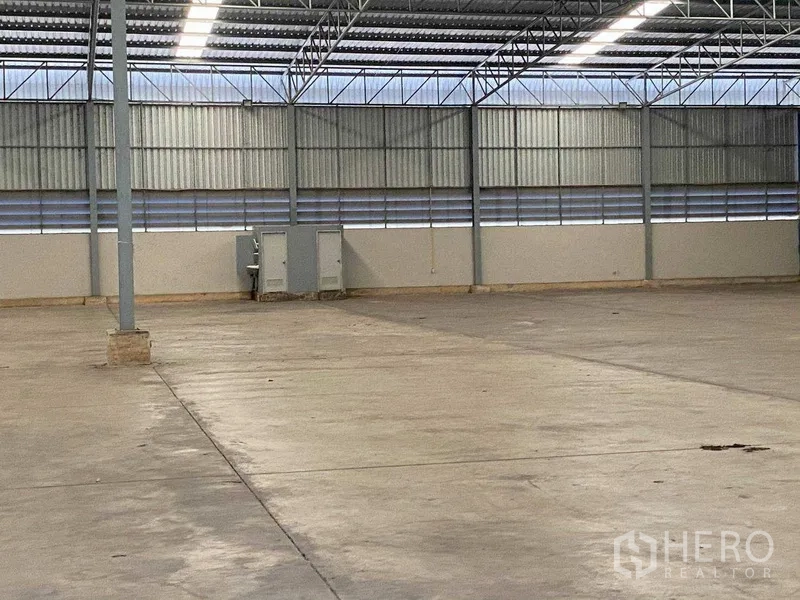 Warehouse for rent in Lat Krabang, Bangkok - Wide interior view with high steel truss roof, skylight strips and column-free floor area.