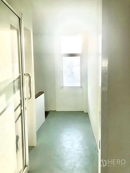 Office Space for rent in Bang Kapi, Bangkok - Small corridor with a glass door and a window leading to the staircase and office entry.