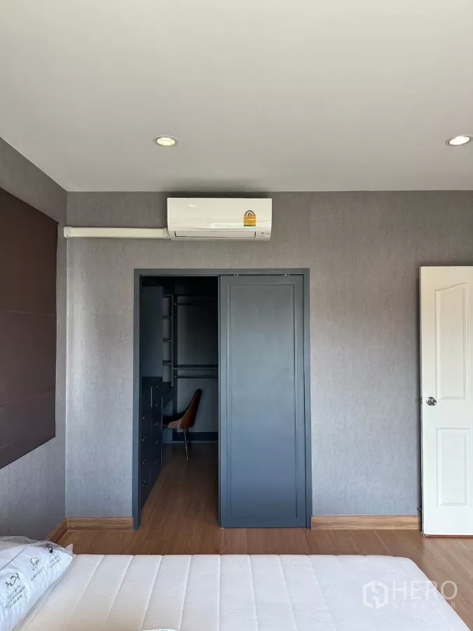 บ้าน ให้เช่าในSuan Luang, Bangkok - มุมมองจากห้องนอนไปทางห้องแต่งตัว พร้อมแอร์แขวนผนัง.