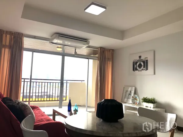 คอนโด ให้เช่าหรือขายในKhlong Toei, Bangkok - มุมโซฟาและโต๊ะอาหารข้างหน้าต่างกว้าง มีแอร์และตู้วางทีวี
