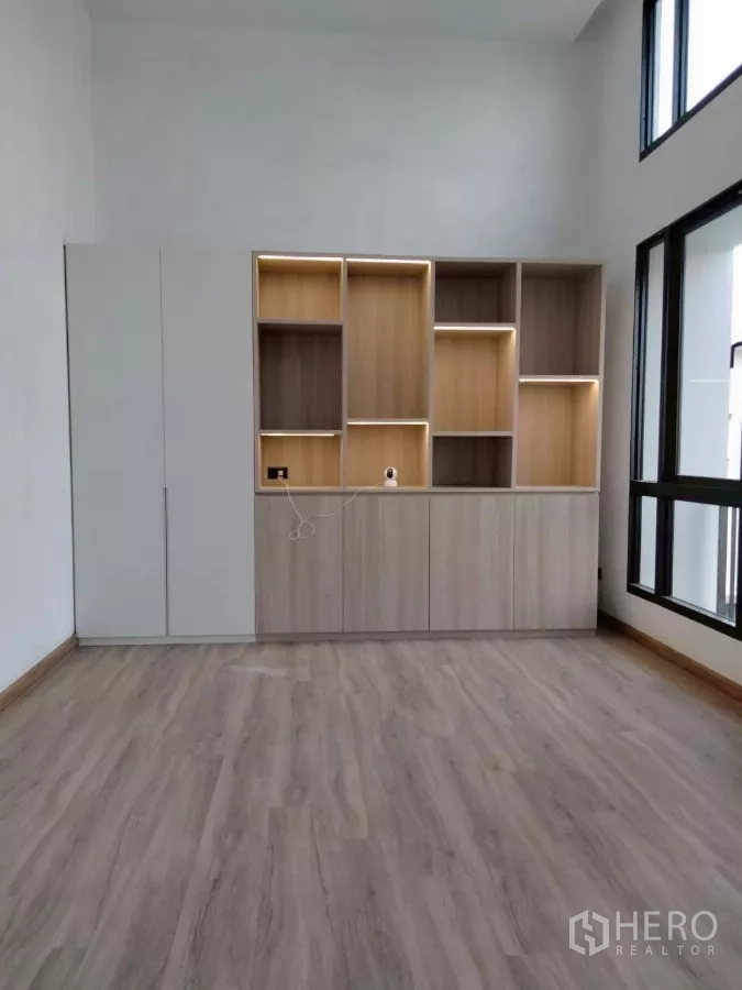 ทาวน์เฮาส์ ให้เช่าในChatuchak, Bangkok - ตู้บิวท์อินและชั้นโชว์ในห้องสว่างที่มีหน้าต่างบานใหญ่