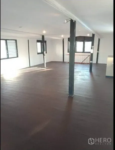 บ้าน ให้เช่าในKhlong Toei, Bangkok - ห้องอเนกประสงค์กว้าง พื้นไม้สีเข้มและหน้าต่างหลายบาน