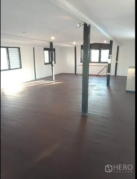 บ้าน ให้เช่าในKhlong Toei, Bangkok - ห้องอเนกประสงค์กว้าง พื้นไม้สีเข้มและหน้าต่างหลายบาน