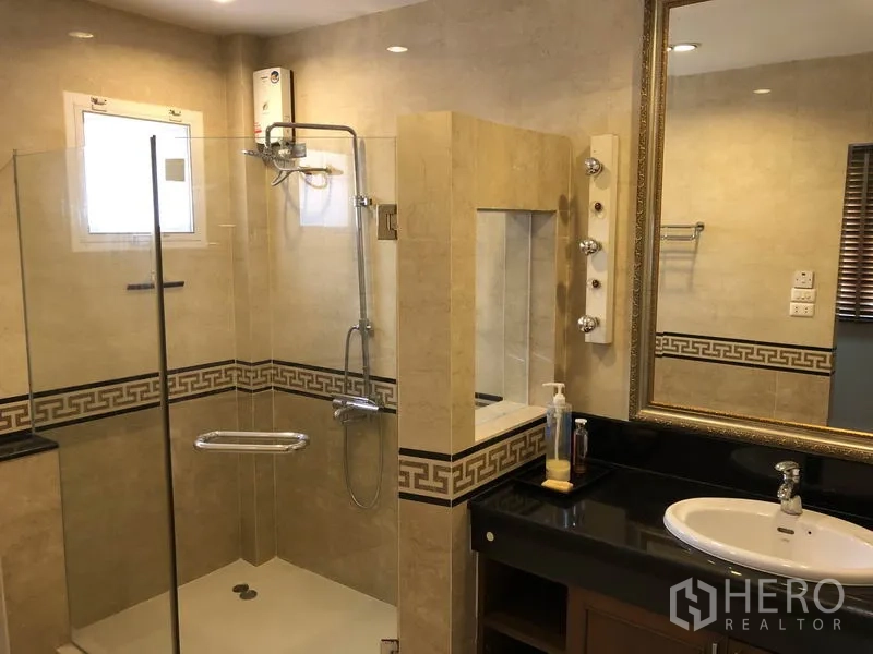 独立式住宅 出租或出售在Bang Kapi, Bangkok - 现代卫浴，玻璃淋浴间与台面盆，米色瓷砖。