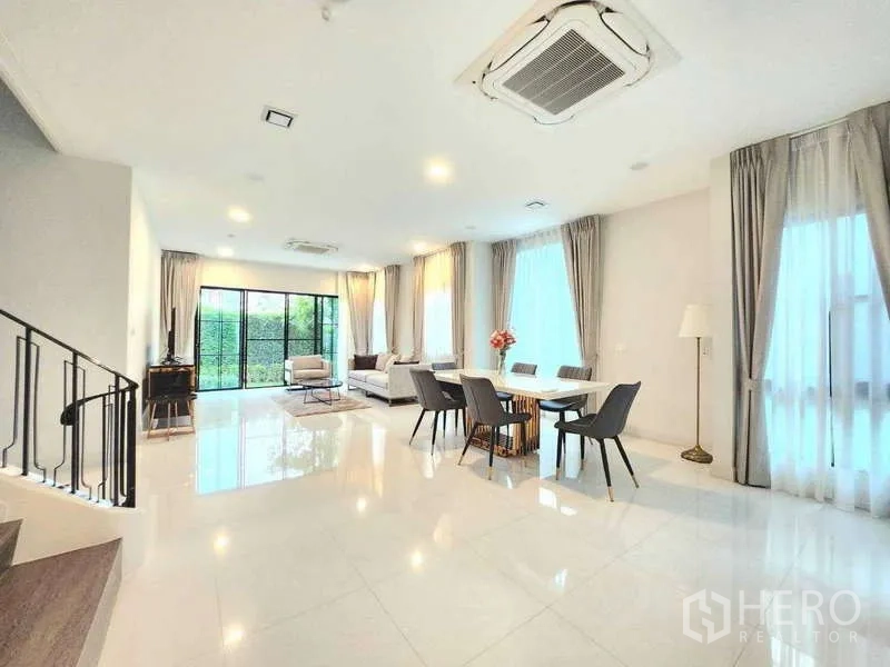 Detached House for rent in Saphan Sung, Bangkok - Expansive ground floor with glossy tiles, multiple windows and access to the terrace and lawn.