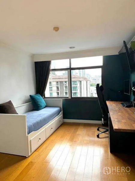 คอนโด ให้เช่าในKhlong Toei, Bangkok - ห้องนอนรองหรือห้องทำงาน มีเดย์เบด โต๊ะทำงานยาว และวิวเมือง