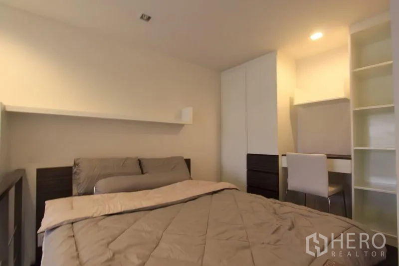 公寓 出租在Khlong Toei, Bangkok - 温馨夹层卧室，配床、衣柜与书桌。