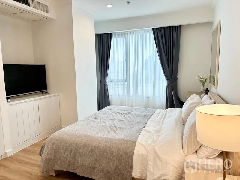 คอนโด ให้เช่าในKhlong San, Bangkok - ห้องนอนรับแสงธรรมชาติ เตียงคิง ทีวีบนตู้ และหน้าต่างสูงจรดเพดานพร้อมผ้าม่านทึบแสง