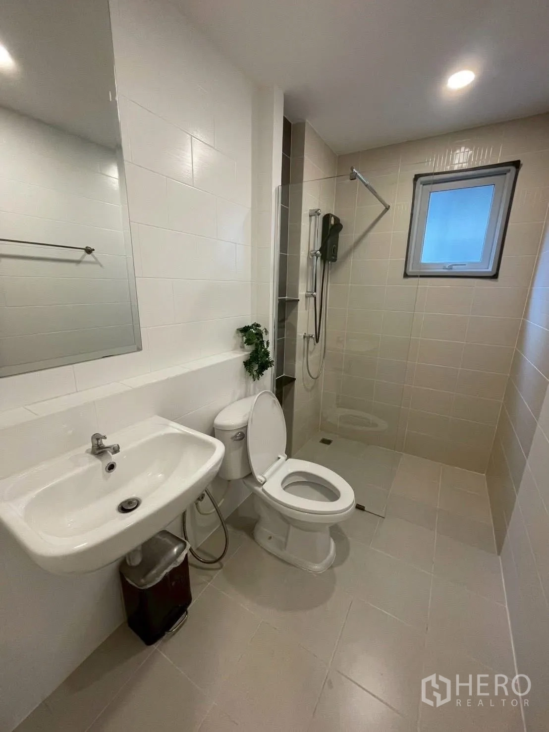 Detached House for rent in Prawet, Bangkok - Bathroom with walk-in shower, handheld sprayer, toilet and vanity.