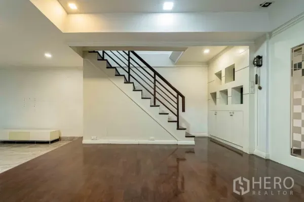 สำนักงานที่บ้าน ให้เช่าในBang Rak, Bangkok - ห้องนั่งเล่นกว้าง พื้นไม้ขัดมัน ตู้บิลท์อิน และบันไดตรงราวเหล็ก