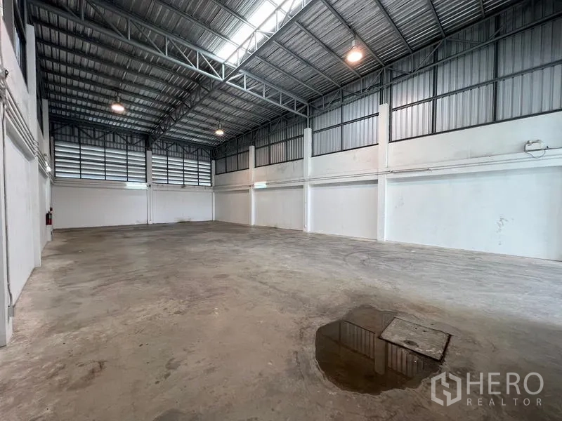 Warehouse for rent in Bang Phli, Samut Prakan - Wide warehouse space with steel roof, skylights and polished concrete floor.