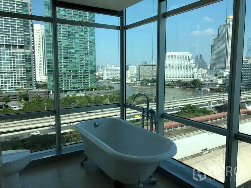 คอนโด ให้เช่าในKhlong San, Bangkok - อ่างอาบน้ำแบบลอยตัวริมกระจกพาโนรามา มองเห็นวิวแม่น้ำเจ้าพระยาและสกายไลน์