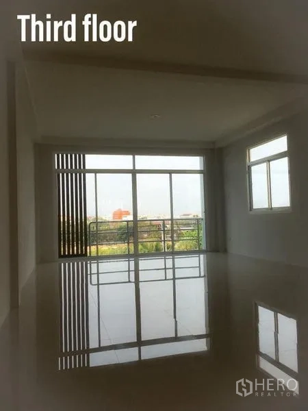 สำนักงานที่บ้าน ให้เช่าในMin Buri, Bangkok - พื้นที่ชั้นสามเปิดโล่ง มีประตูกระจกบานเลื่อนไปยังระเบียงและหน้าต่างด้านข้าง