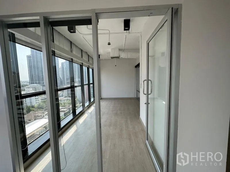 สำนักงาน ให้เช่า - ห้องประชุมคั่นกระจกทรงยาว ริมหน้าต่างชมสกายไลน์