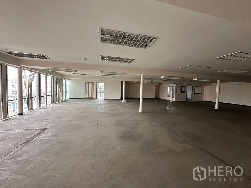 Warehouse for rent in Suan Luang, Bangkok - Open-plan level with wraparound windows and city views providing strong ventilation.