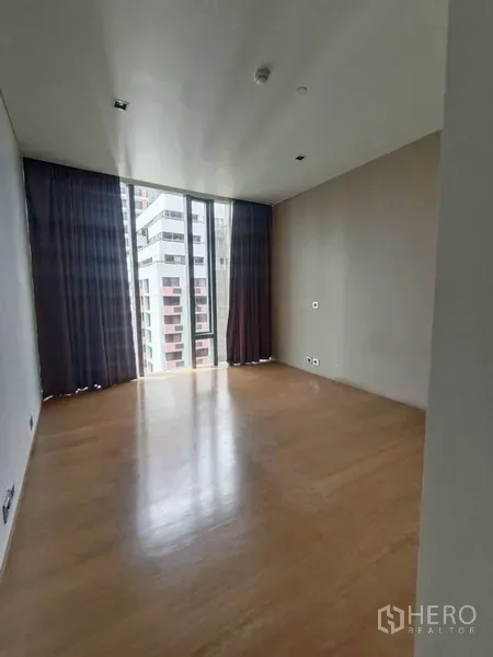 公寓 出租或出售在Bang Rak, Bangkok - 宽敞卧室，木地板，高窗，欣赏城市景致。