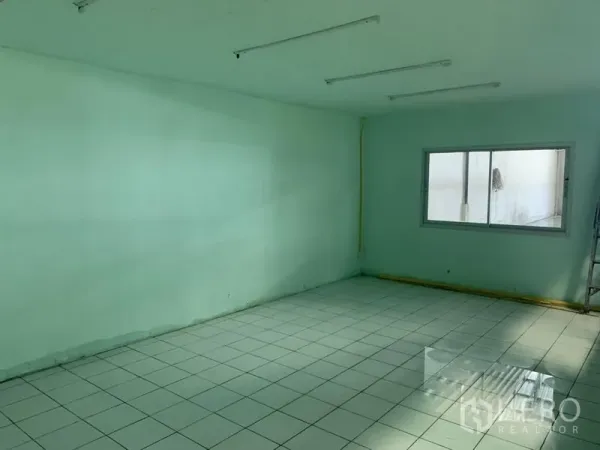 คลังสินค้า ให้เช่าในBueng Kum, Bangkok - ห้องสำนักงานในโกดัง ปูกระเบื้อง มีหน้าต่างและไฟฟลูออเรสเซนต์