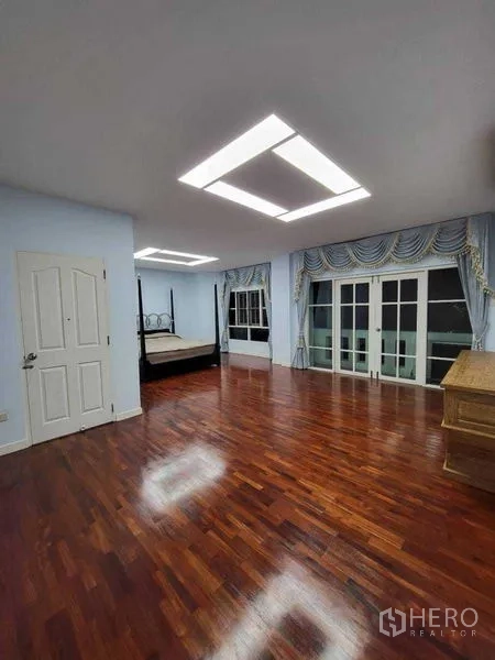 บ้าน ขาย - มาสเตอร์เบดรูม ประตูระเบียง หน้าต่างสูง พื้นไม้