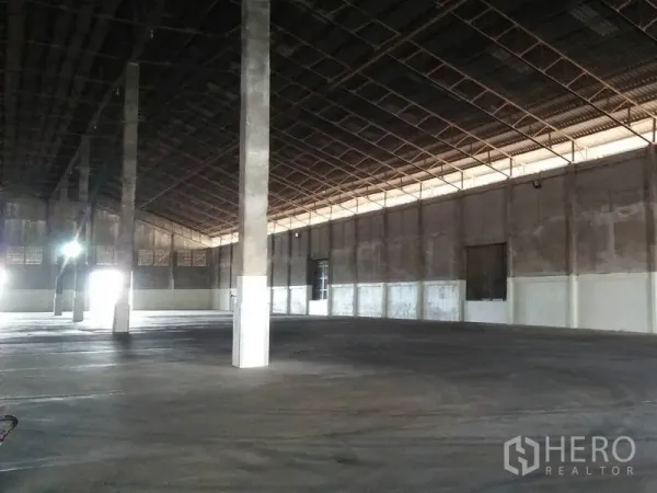 货栈 出租在Pathum Thani - 大跨度仓库，桁架屋顶与高侧窗通风采光，开阔地面适合存储或生产。