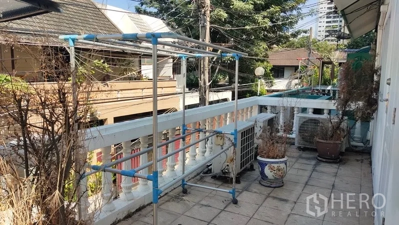 ทาวน์เฮาส์ ให้เช่าในWatthana, Bangkok - ระเบียงชั้นบนรับแดด มีราวระเบียง ที่ตากผ้า และคอยล์แอร์