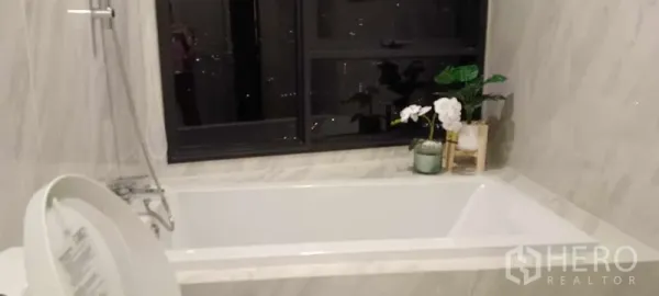 公寓 出租 - 浴室设浴缸，窗边大理石墙面，可望夜景