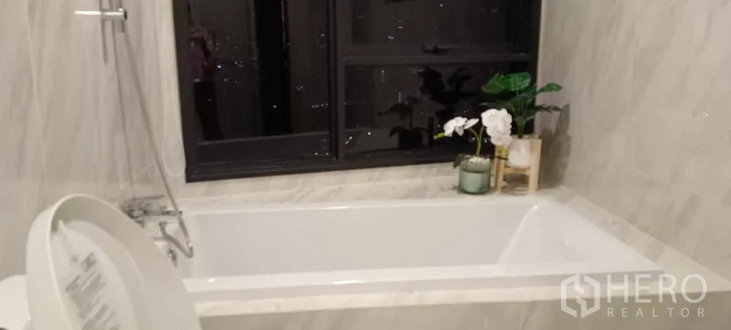 公寓 出租 - 浴室设浴缸，窗边大理石墙面，可望夜景