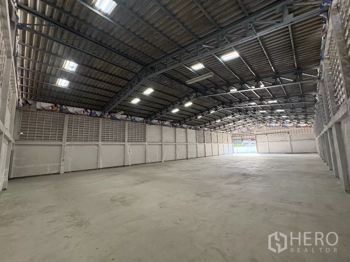 Warehouse for rent in Khlong Toei, Bangkok - Clear-span warehouse hall with natural light and loading access at the far end.