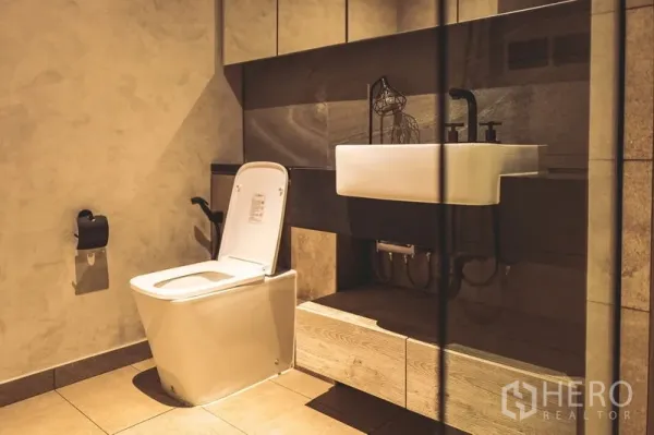 คอนโด ให้เช่าหรือขายในWatthana, Bangkok - ห้องน้ำโมเดิร์นพร้อมอ่างล้างหน้าแบบลอยและโถสุขภัณฑ์