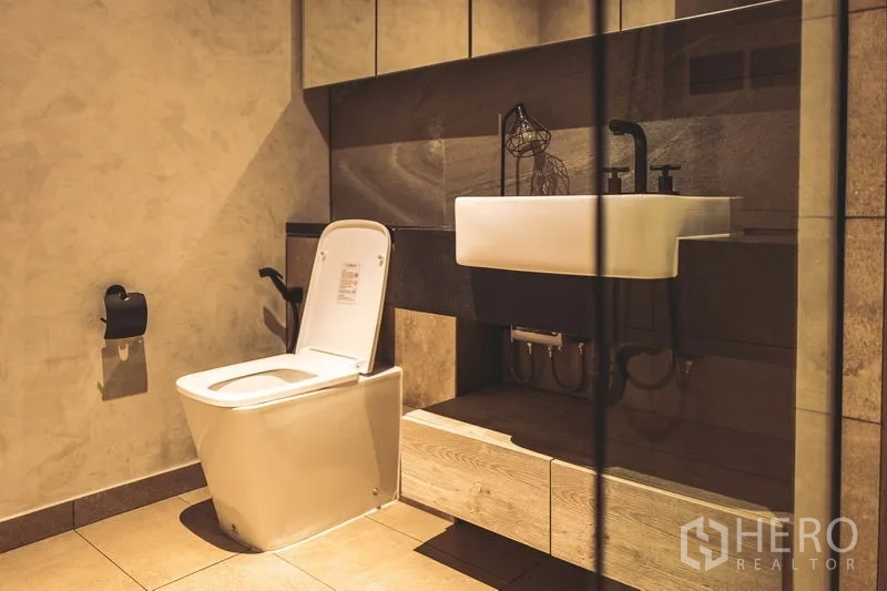คอนโด ให้เช่าหรือขายในWatthana, Bangkok - ห้องน้ำโมเดิร์นพร้อมอ่างล้างหน้าแบบลอยและโถสุขภัณฑ์