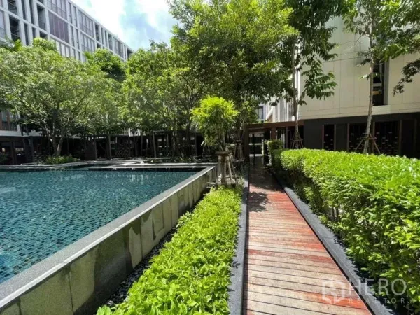 คอนโด ให้เช่าในWatthana, Bangkok - สระว่ายน้ำกลางแจ้งข้างทางเดินไม้และสวนจัดแต่ง