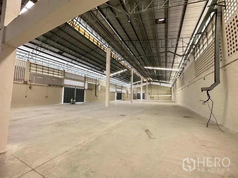 โรงงาน ให้เช่าในLam Luk Ka, Pathum Thani - พื้นที่โกดังช่วงกว้าง ผนังอิฐช่องลมและประตูหลายจุด
