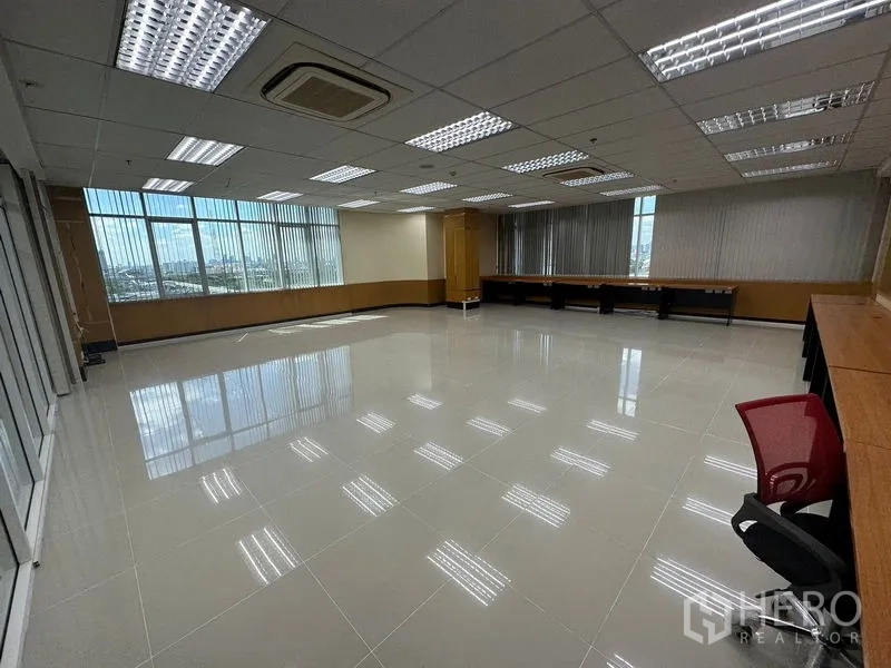 Office Space for rent in Suan Luang, Bangkok - Corner office with large windows, built-in workstations, blinds, and ceiling air-conditioning.