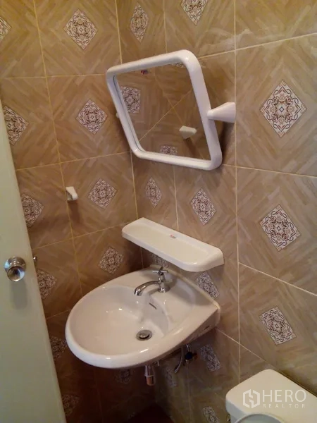 อาคารพาณิชย์ ให้เช่าในPhra Khanong, Bangkok - อ่างล้างหน้าพร้อมชั้นวางและกระจกในห้องน้ำ