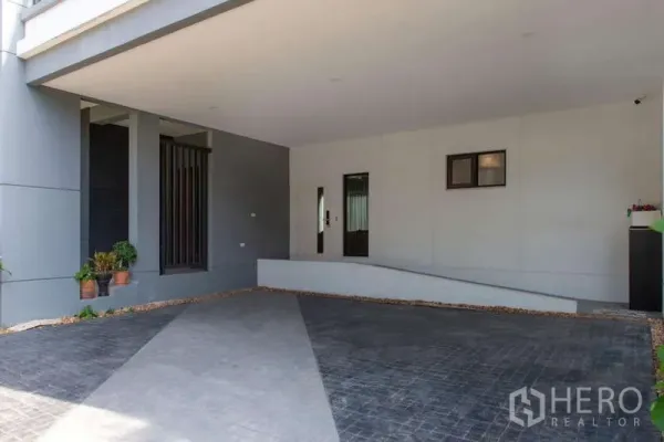 独立式住宅 出租或出售在Kanchanaburi - 宽敞的室内车棚，带斜坡与铺装车道。