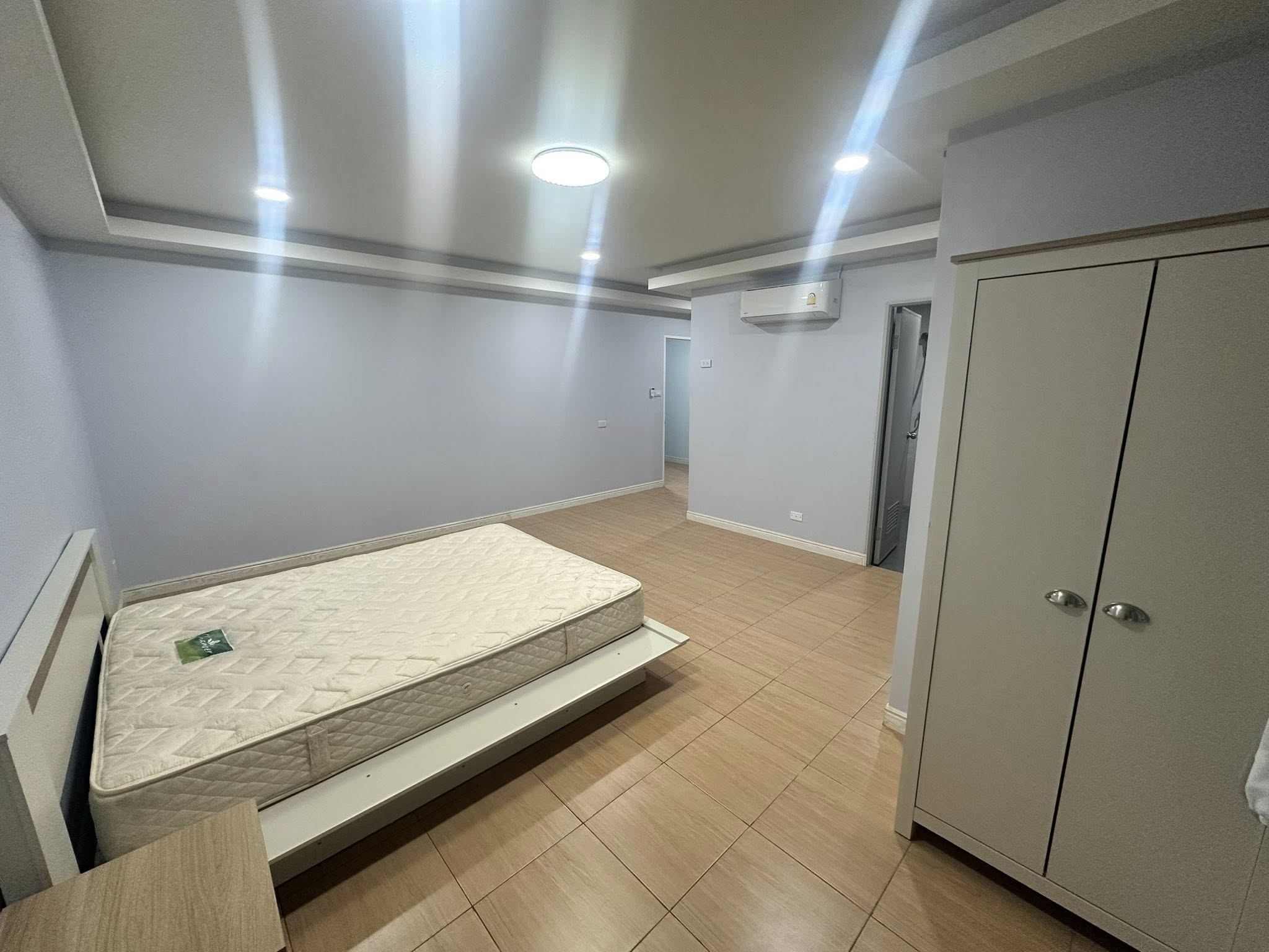 带办公室的家 出租在Wang Thonglang, Bangkok - 卧室另一角度，见空调、衣柜和套卫门。