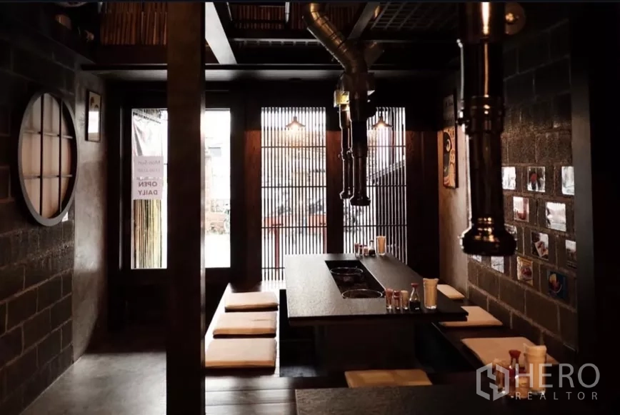 อาคารพาณิชย์ ให้เช่าในBang Rak, Bangkok - โซนนั่งทานสไตล์ร้านอาหาร แบบนั่งพื้น พร้อมหน้าต่างซี่ไม้ ภายในอาคารพาณิชย์