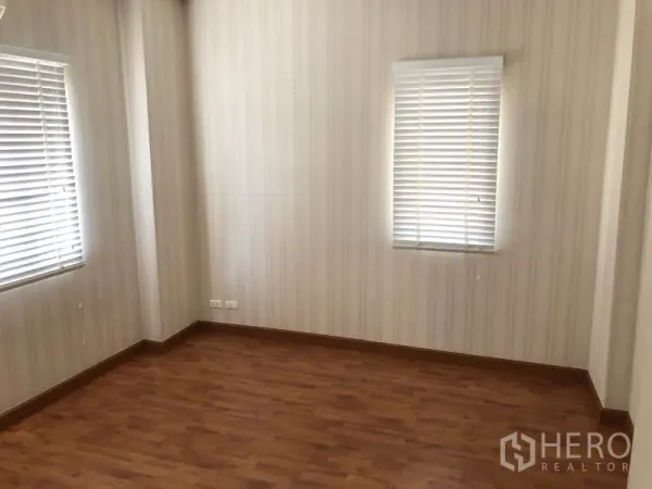 独立式住宅 出租或出售在Bang Kapi, Bangkok - 木地板卧室，双窗与百叶帘。