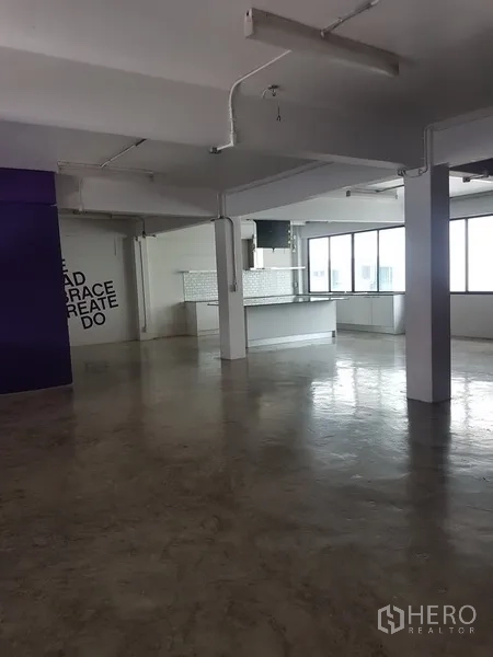 สำนักงานที่บ้าน ขายในKhlong Toei, Bangkok - พื้นที่ทำงานโล่งพื้นขัดมัน ผนังสีม่วง พร้อมแพนทรี