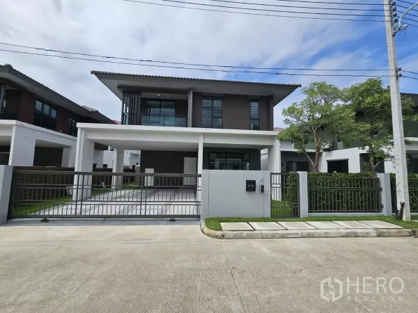 บ้าน ขายในLam Luk Ka, Pathum Thani - ด้านหน้าบ้านเดี่ยวสองชั้นใหม่ พร้อมรั้วและที่จอดรถในร่ม 2 คัน