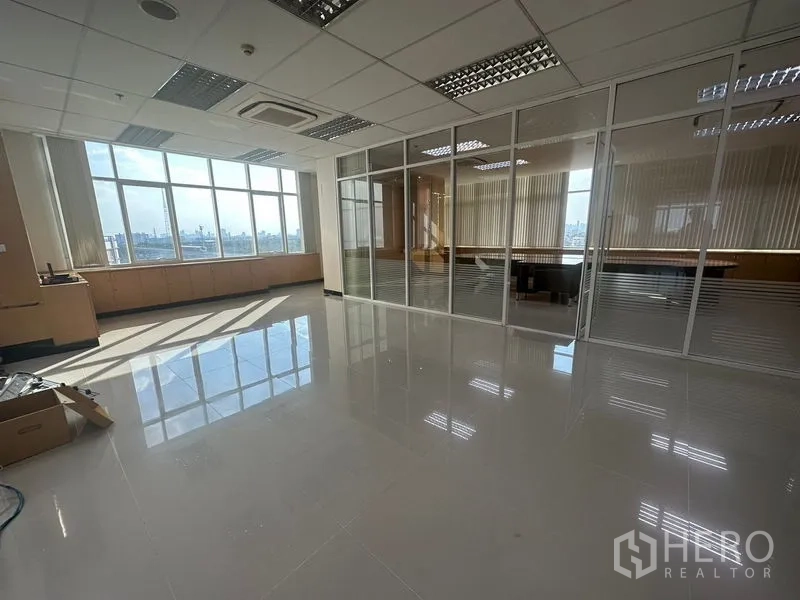 办公空间 出租在Suan Luang, Bangkok - 玻璃隔断的独立办公室，宽大窗户与亮面地面。
