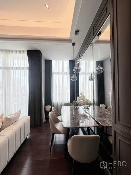 คอนโด ให้เช่าในWatthana, Bangkok - มุมทานอาหารหรู ผนังกระจกเงา โต๊ะท็อปหินอ่อน และโคมแก้วทรงกลม