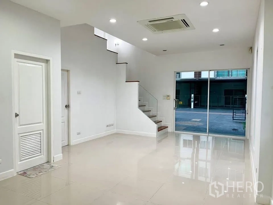 Home Office for rent in Bueng Kum, Bangkok - Ground-floor open space with sliding glass entrance and stairs
