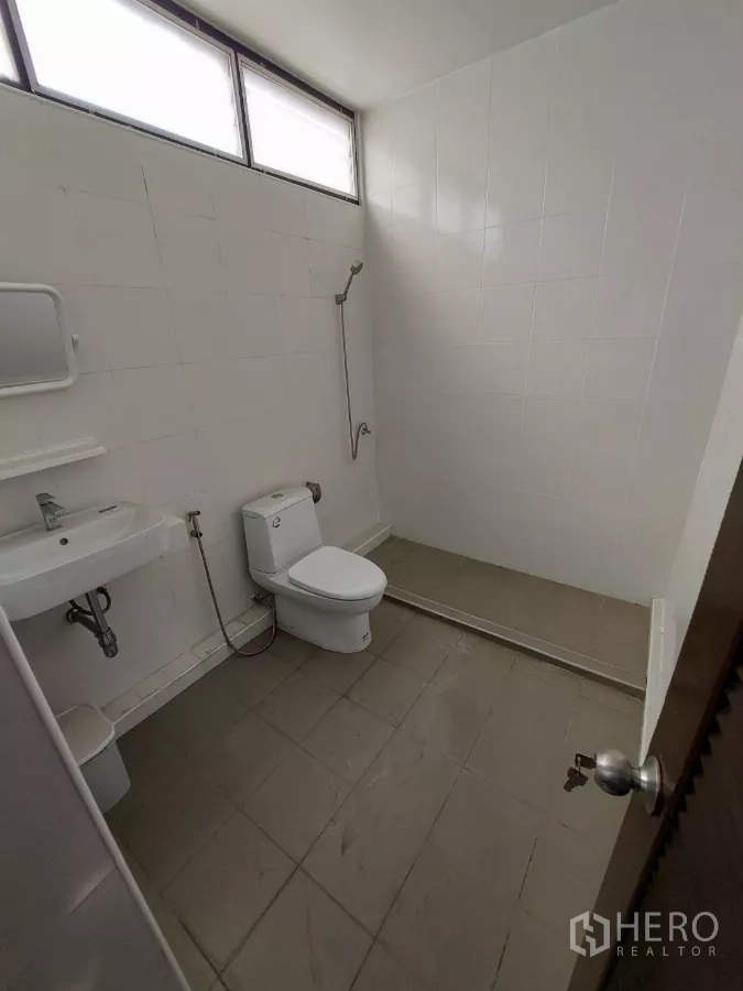 สำนักงานที่บ้าน ให้เช่าในYan Nawa, Bangkok - ห้องน้ำสว่าง มีส่วนอาบน้ำแบบวอล์กอิน อ่างล้างหน้าและโถสุขภัณฑ์