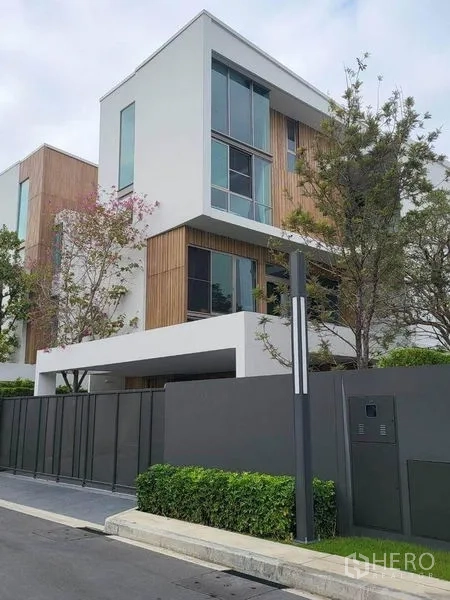 บ้าน ให้เช่าในSaphan Sung, Bangkok - ภายนอกบ้านเดี่ยว 3 ชั้น สไตล์โมเดิร์น กระจกสูง รายละเอียดไม้ รั้วรอบขอบชิดและต้นไม้