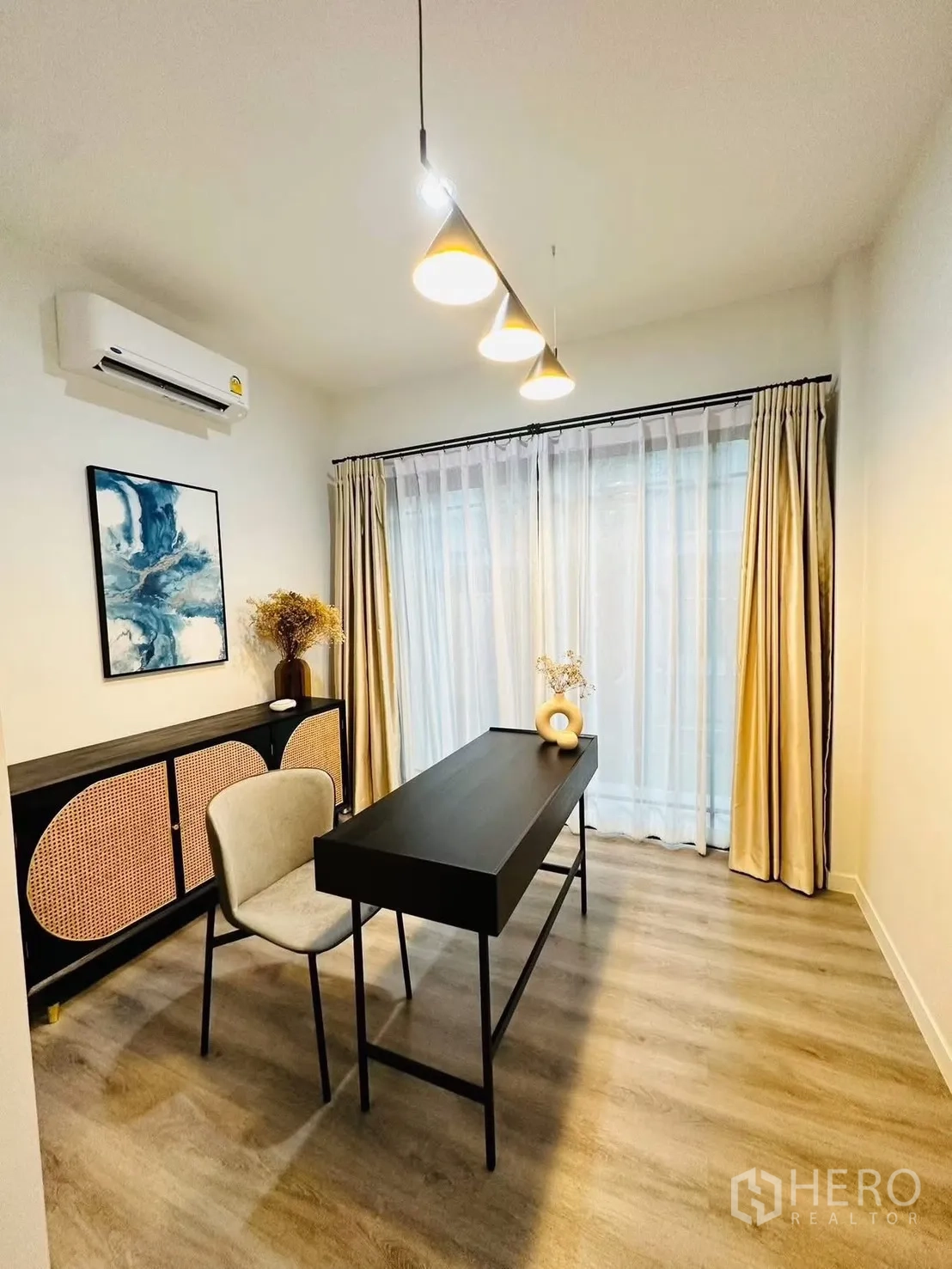 ทาวน์เฮาส์ for rent in Suan Luang, Bangkok - อีกมุมของห้องทำงาน มีผ้าม่านโปร่ง แอร์ และพื้นลายไม้สีอ่อน