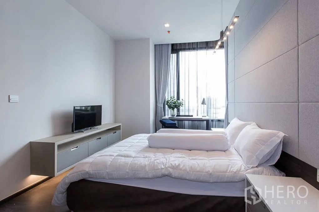 คอนโด ให้เช่าในWatthana, Bangkok - ห้องนอนกว้าง ผนังบุนุ่ม ทีวีคอนโซล และหน้าต่างสูง