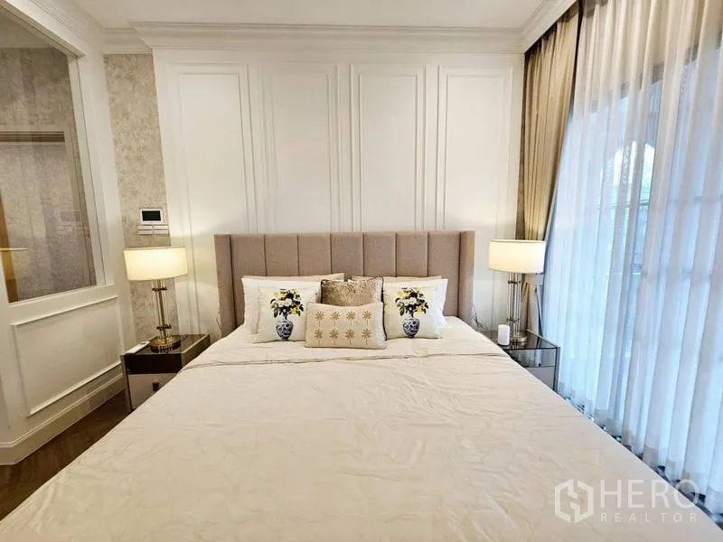 บ้าน ให้เช่าหรือขายในSaphan Sung, Bangkok - ห้องนอนเรียบหรู ผนังเซาะร่อง โคมไฟหัวเตียง และม่านโปร่ง