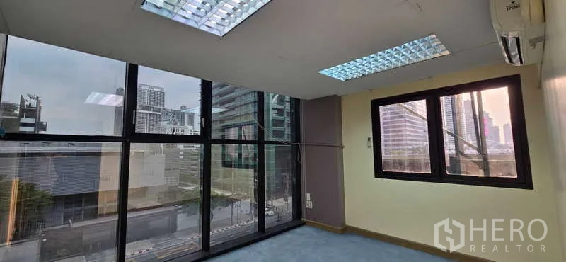 办公空间 出租 - 转角办公区，整面玻璃俯瞰天际线，临近BTS Chong Nonsi站。